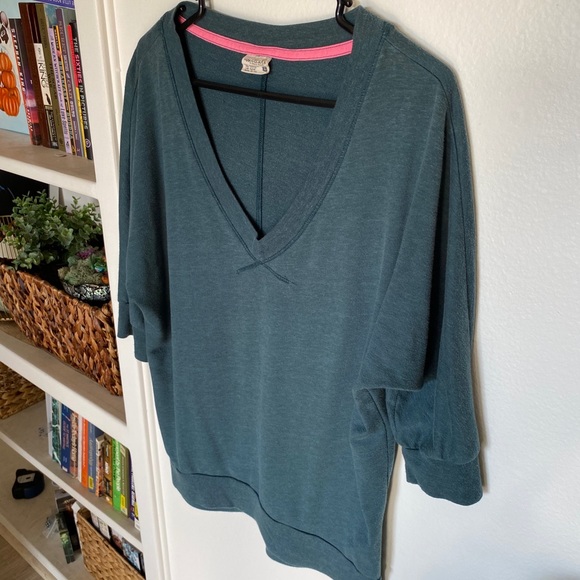 ❌SOLD❌ 3/4 Sleeve V neck soft tee shirt - Picture 2 of 3